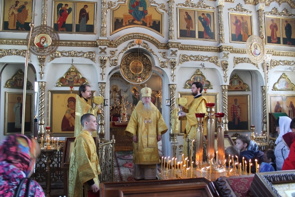 В неделю Всех святых в земле Русской просиявших епископ Василий совершил Литургию в Котласе