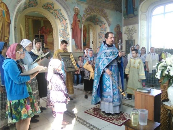 В Котласе прошел традиционный крестный ход с иконой Божией Матери «Троеручица»