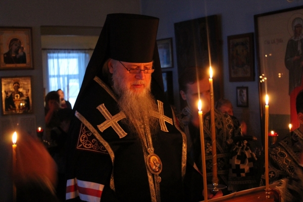 Епископ Василий совершил повечерие с чтением Великого канона прп. Андрея Критского в Вычегодском