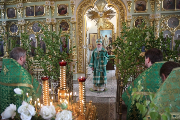 В День Святой Троицы епископ Василий совершил Божественную литургию в Коряжме
