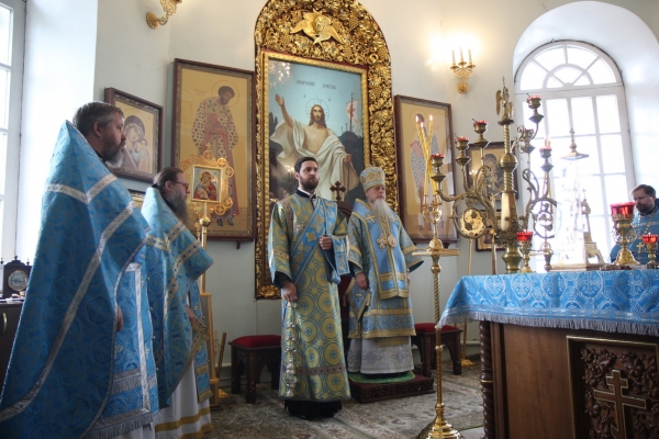 В день памяти Казанской иконы Божией Матери епископ Василий совершил Божественную литургию 