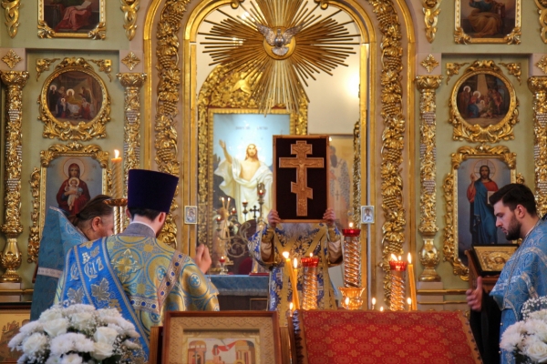 Накануне Недели Крестопоклонной и Благовещения Пресвятой Богородицы епископ Василий совершил Всенощное бдение в Коряжме