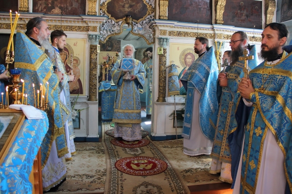 В день памяти Смоленской иконы Божией Матери епископ Василий совершил Божественную литургию в Туровце