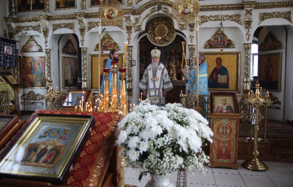 В Престольный Праздник епископ Василий совершил Литургию в храме Владимирской иконы Божией Матери 