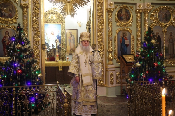 В Новогоднюю ночь епископ Василий совершил Божественную литургию в Коряжме