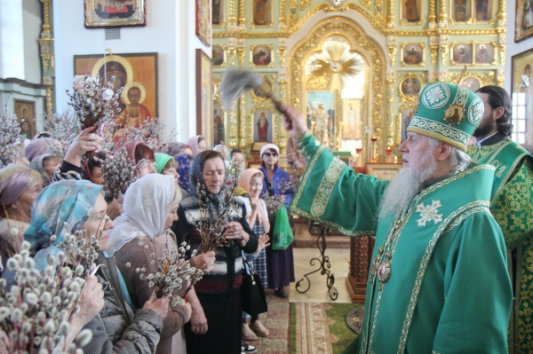 В праздник Входа Господня в Иерусалим епископ Василий совершил Божественную литургию 