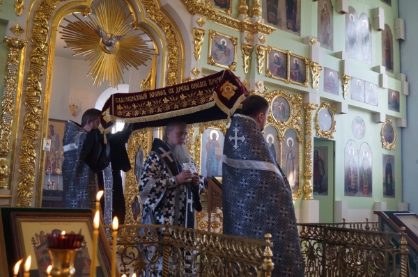 В Великую Пятницу епископ Василий совершил вечерню с выносом Плащаницы в храме прп. Лонгина Коряжемского