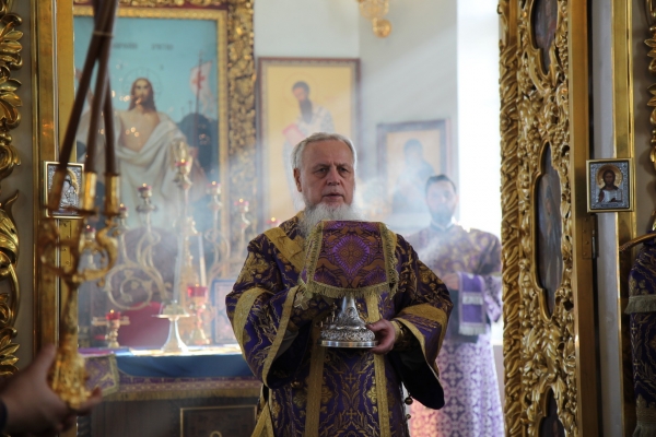 Во вторую неделю Великого Поста епископ Василий совершил Божественную литургию в Свято-Лонгиновом храме 