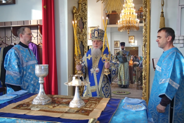 В праздник Казанской иконы Божией Матери епископ Василий совершил Божественную литургию в Коряжме