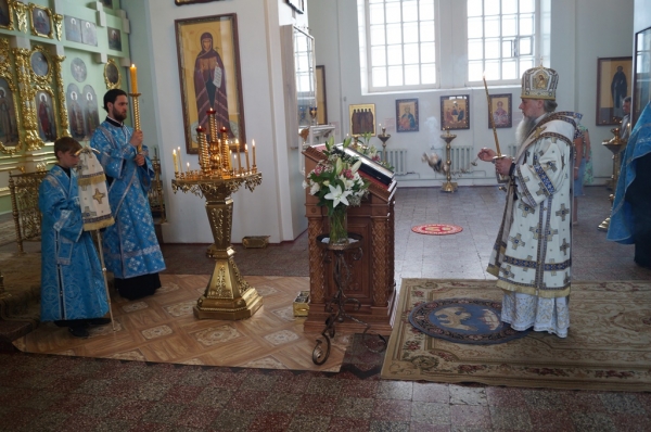 Накануне дня памяти Казанской иконы Божией Матери епископ Котласский и Вельский Василий совершил Всенощное бдение 