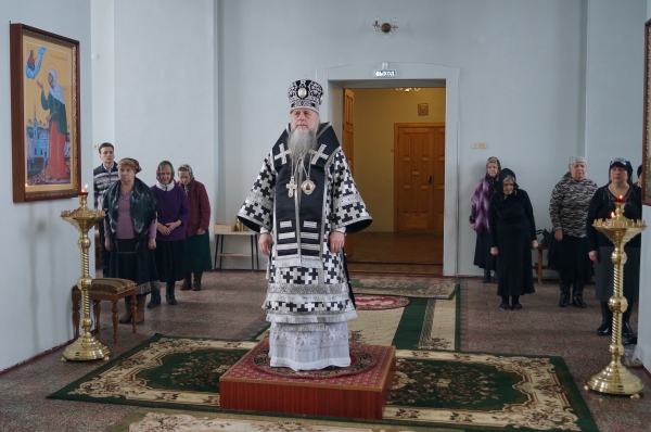 Епископ Василий совершил Литургию Преждеосвященных Даров в храме прп. Лонгина Коряжемского