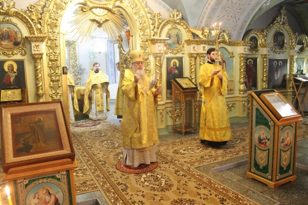 В Престольный праздник епископ Василий совершил Божественную литургию в Свято-Никольском храме г. Коряжмы