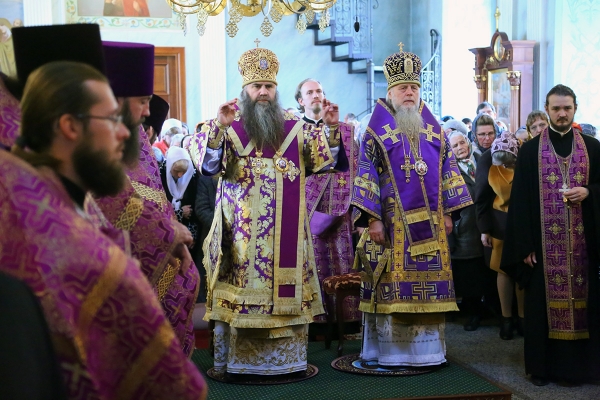 Епископ Василий сослужил митрополиту Георгию Литургию в Крестовоздвиженском монастыре Нижнего Новгорода