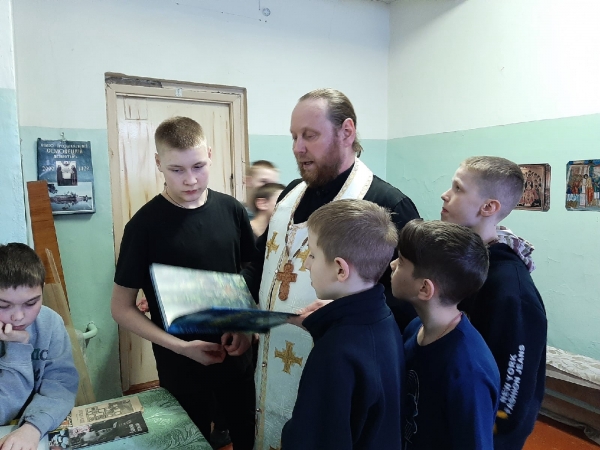 Спецшколу для трудных подростков Няндоме посетил священник