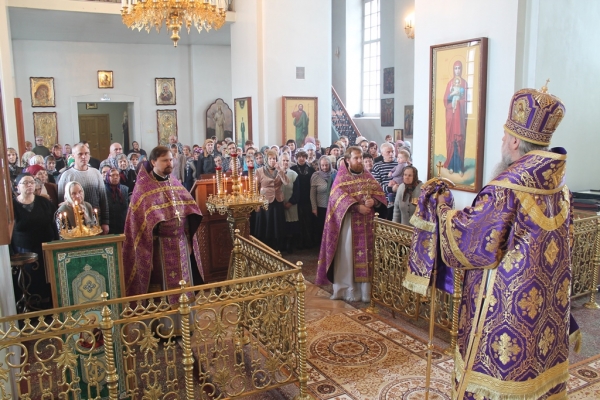 В Великий Четверток епископ Василий совершил Божественную литургию св. Василия Великого в Свято-Лонгиновом храме 