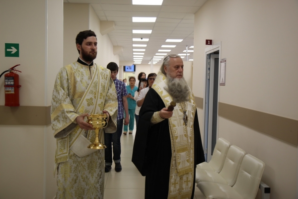 Епископ Василий освятил медицинскую клинику «Сердолик» в Котласе