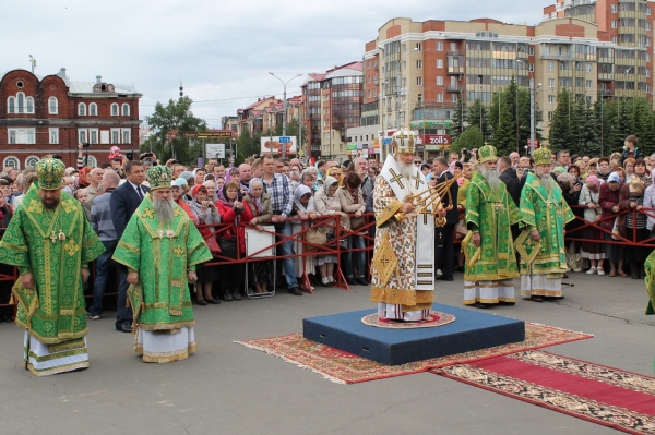 Патриарх Кирилл совершил Всенощное бдение на площади возле строящегося Михаило-Архангельского собора