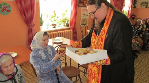 В дни Пасхи Христовой Няндомские священники посетили дома престарелых и интернаты