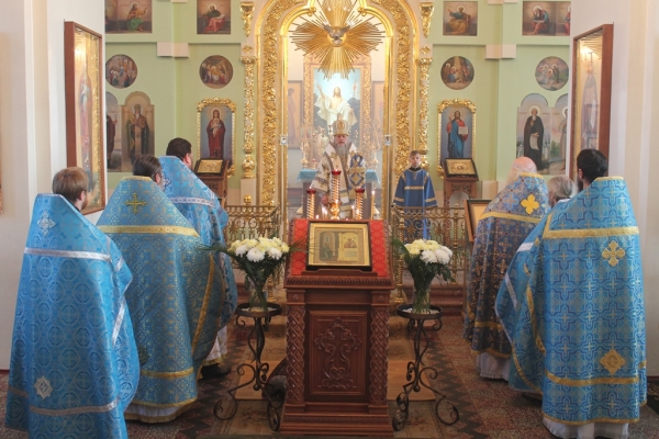 В день памяти иконы Божией Матери именуемой «Нечаянная Радость» епископ Василий совершил Божественную литургию