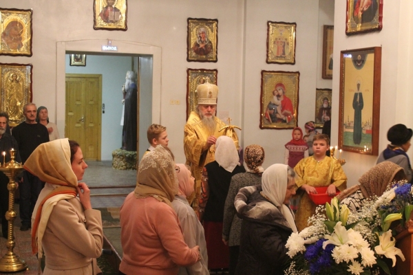 Накануне дня памяти сщмч. Киприана и мц. Иустины епископ Василий совершил Всенощное бдение