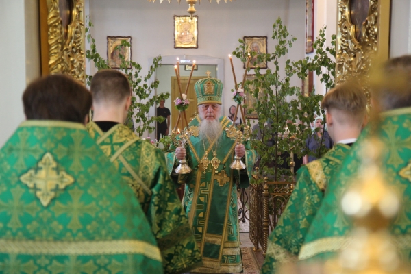 Накануне Дня Святой Троицы епископ Василий совершил Всенощное бдение в Коряжме