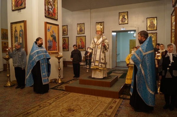 Епископ Василий совершил Всенощное бдение в Свято-Лонгиновом храме накануне дня памяти иконы Божией Матери «Нечаянная Радость» 
