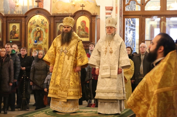 В день памяти собора Крымских святых епископ Василий сослужил Божественную литургию митрополиту Нижегородскому Георгию