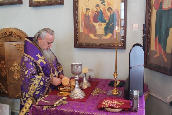 В день памяти вмч. Феодора Тирона епископ Василий совершил Божественную литургию в храме прп. Лонгина Коряжемского