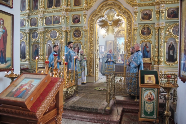 В день памяти Державной иконы Божией Матери епископ Василий совершил Божественную литургию