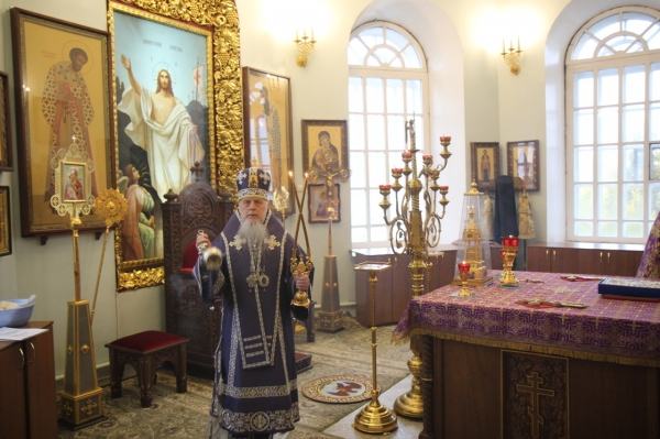 В праздник Воздвижения Креста Господня епископ Василий совершил литургию в Коряжме