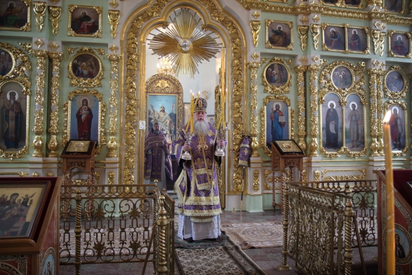 Епископ Василий совершил Божественную литургию в Великий Четверток Страстной Седмицы в Коряжме