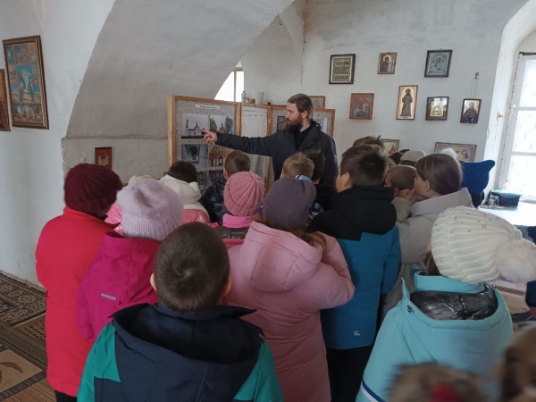 Учащиеся Удимской школы №1 посетили храм свт. Василия Великого д. Куимиха