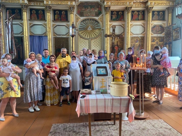 В Престольный праздник храма д. Петровская совершена Литургия