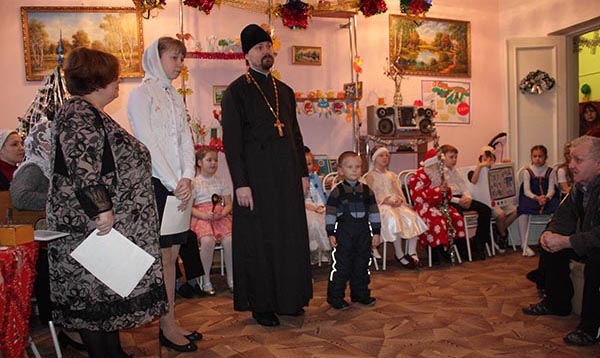 Воспитанники коряжемской воскресной школы поздравили пожилых людей с Рождеством Христовым
