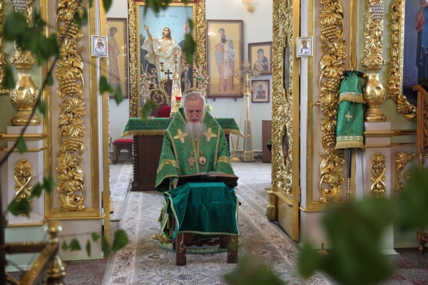 В День Святой Троицы епископ Василий совершил Божественную литургию 