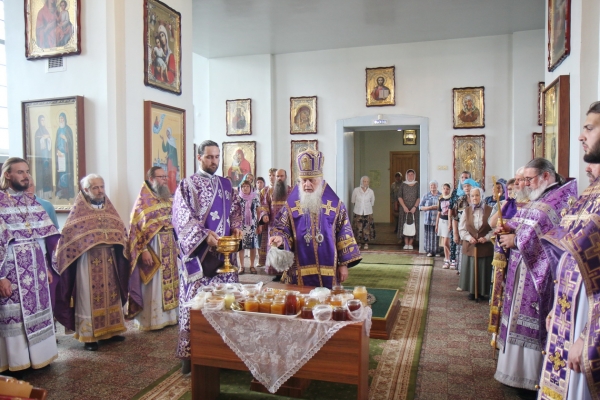 В праздник Происхождения Честных Древ Животворящего Креста Господня епископ Василий совершил Божественную литургию 