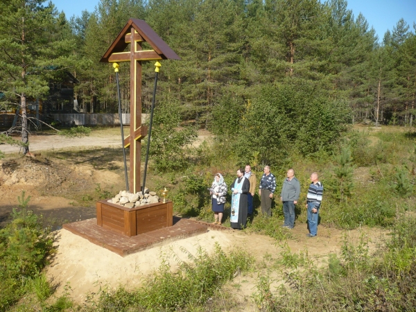 В п. Черемушкий освящен поклонный крест
