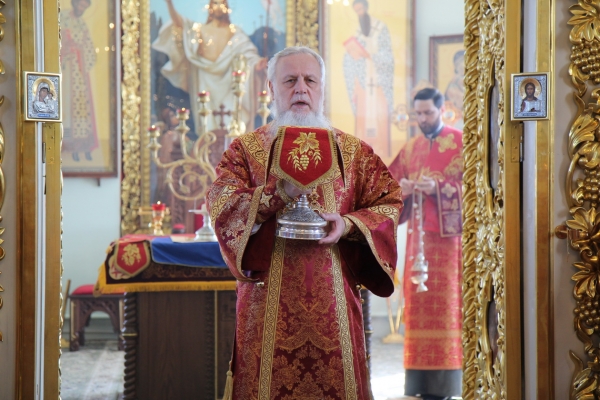Епископ Василий совершил Божественную литургию в неделю святых жен-мироносиц