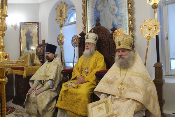Епископ Василий в день своего тезоименитства совершил Литургию в Никольском храме г. Котласа