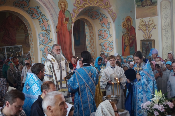 В престольный праздник епископ Василий возглавил Божественную литургию в храме в честь Владимирской иконы Божией Матери
