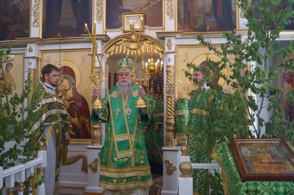 В день памяти Владимирской иконы Божией Матери епископ Василий совершил Литургию в Свято-Успенском храме г. Вельска