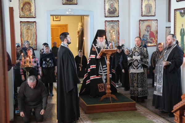 Епископ Василий совершил Великое повечерие с чтением Великого канона прп. Андрея Критского 