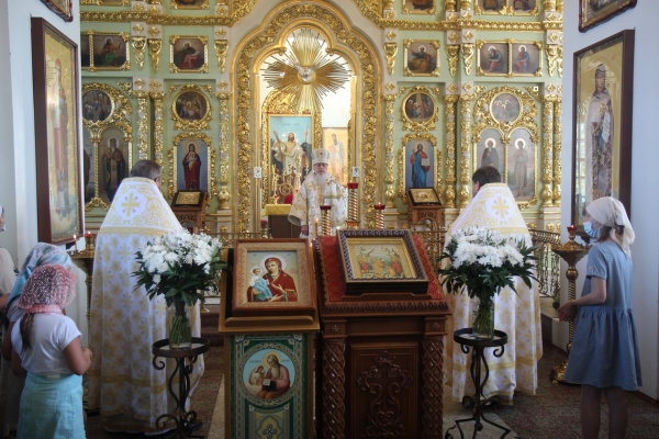 В день празднования иконы Божией Матери «Троеручица» епископ Василий совершил Божественную литургию 