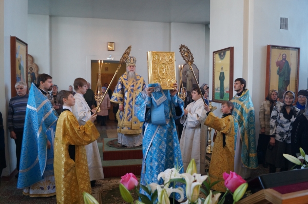 В день праздника Похвалы Пресвятой Богородицы Епископ Василий совершил литургию в храме прп. Лонгина Коряжемского