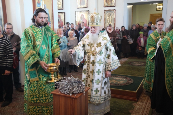 Накануне Вербного Воскресенья епископ Василий совершил Всенощное бдение в Коряжме