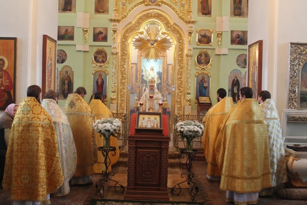 В день памяти вселенских учителей и святителей епископ Василий совершил Литургию в храме прп. Лонгина Коряжемского