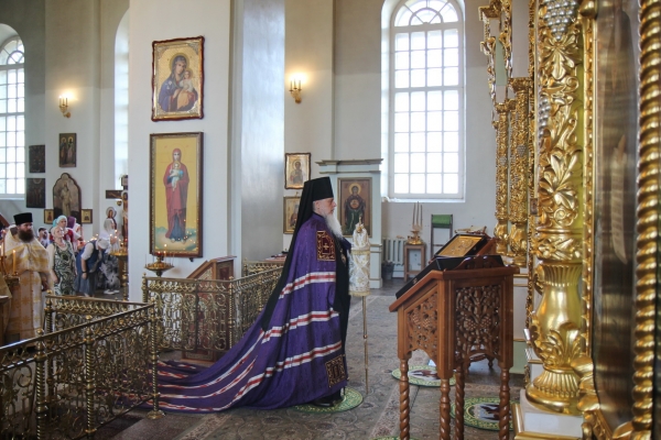 В день памяти равноапостольной княгини Ольги епископ Василий совершил Божественную литургию в Свято-Лонгиновом храме 