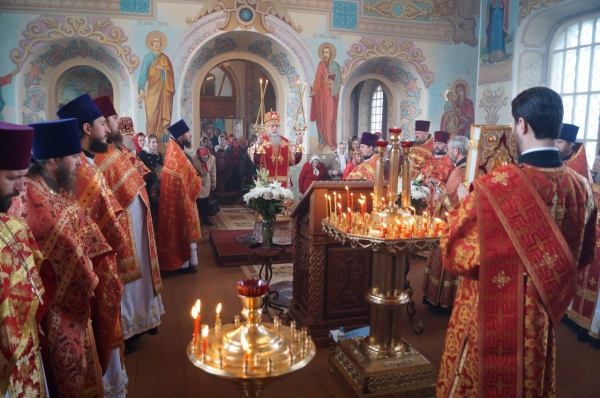 В Четверг Светлой седмицы епископ Василий совершил Божественную литургию в храме Владимирской иконы Божией Матери г. Котлас