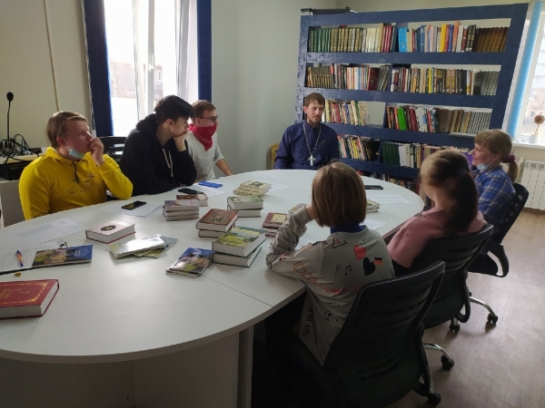 В библиотеке п. Шипицыно прошла встреча с руководителем отдела по делам молодежи Котласской епархии