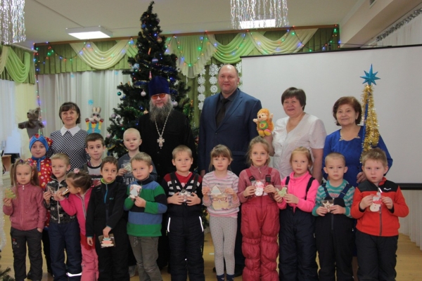 В святки прихожане Красноборского храма посетили дошкольные учреждения